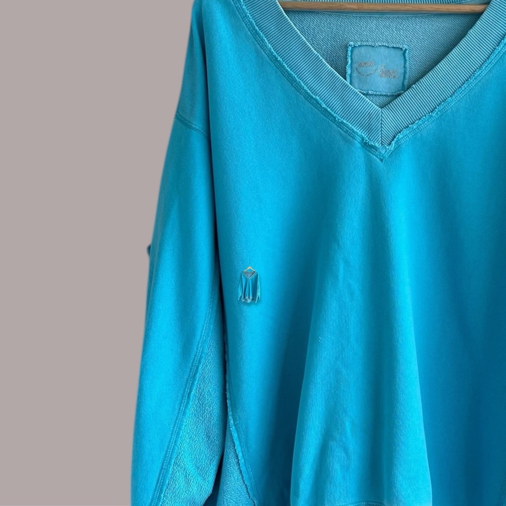 Aerie Vacay Every Day V-Neck Sweatshirt in bright blue - Picture 4 of 14
